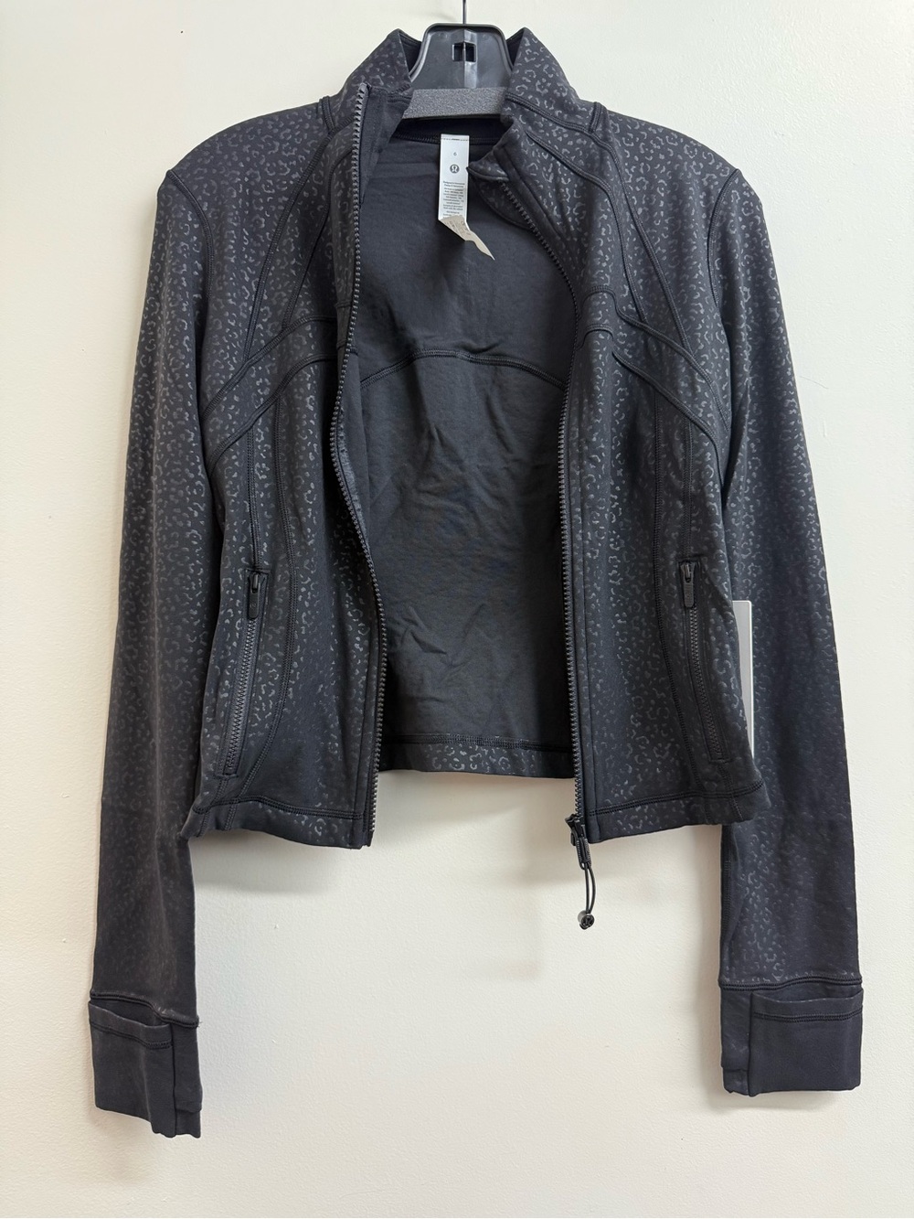 LuluLemon Define Cropped Jacket Nulu in Leopardo Shift Micro Emboss Black - Picture 3 of 6
